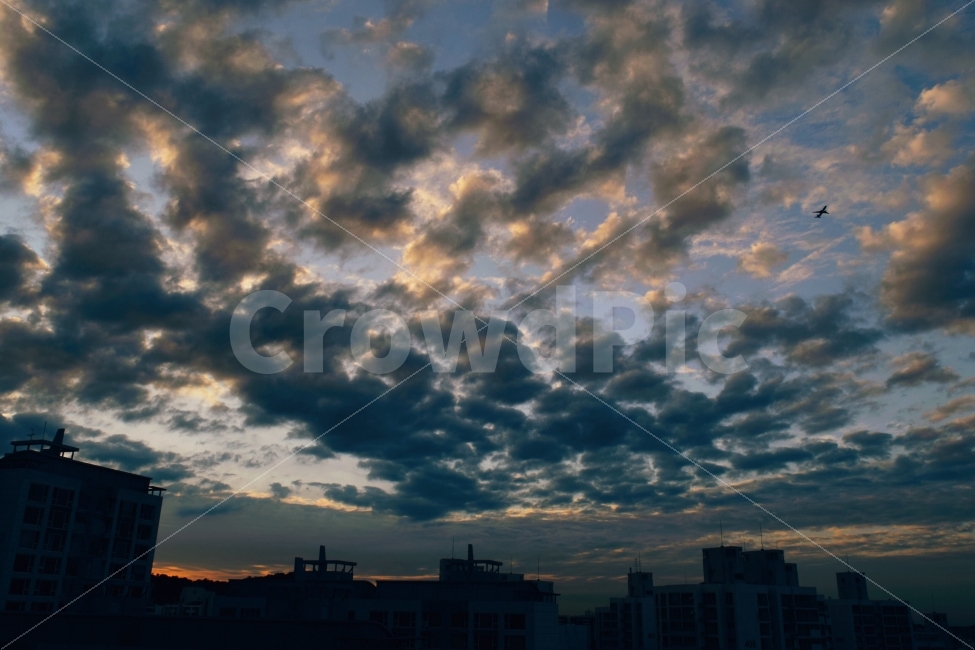 하늘,구름,석양,비행기,노을,도시,풍경,city,landscape,nature,자연,weather,날씨,outdoors,옥외,cloud,sky,cumulus,적운