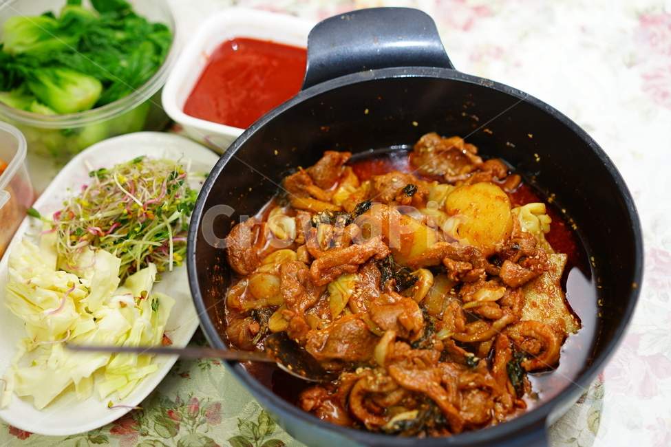 오리,오리고기,오리볶음,야채,샐러드,집밥,음식,식사,가족,요리,볶음,매콤,푸드,우리집,식탁,식단,육류,육식,술안주,음식,식재료,요리,food,cook,meal,dishes,food reserves,육류,고기,meat,한식,한국음식,한국요리,korean food,korean dishes,korean meal,korean cook