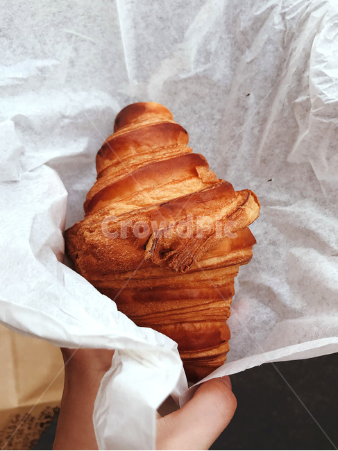 크로와상,바삭한,쫄깃한,프랑스크로와상,프랑스,카페,빵,바게트,baked,baking,bread,croissaint,파리,음식,맛있는,yummy,paris,france,food,crispy,브런치,간식,snack,delicious,노릇노릇,갓구운,freshlybaked