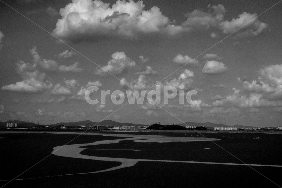 바다,갯골,물길,갯벌,하늘,구름,모노톤,흑백,자연,풍경,nature,landscape,흑백,모노톤,monochrome,black and white,weather,날씨,outdoors,옥외,cloud,sky,cumulus,적운