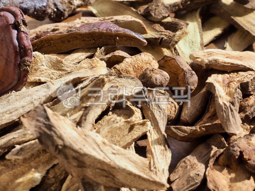 동양의학,한약재료,한약재,약재,뿌리,식물,뿌리식물,음식,배경,건강식품,감기,약,한약,감초,한방약,한방,건조식품,의학,아시아문화,한국문화,감기치료제,orientalmedicine,chinesemedicineingredients,herbalmedicine,medicine,root,plant,food,background,healthfood,cold,about,chinesemedicine,licorice,driedfood,asianculture,koreanculture,coldremedy,음식,식재료,요리,food,cook,meal,dishes,food reserves