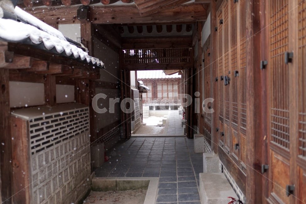 경복궁,풍경,lanscape,nature,korea,seoul,한국,서울,한국적인,코리아,한국문화,한국역사,한국전통,문화재,문화,역사,전통,한옥,히스토리,history,궁궐,궁전,왕궁,조선시대,조선왕조,겨울,계절,winter,season,snow,눈오는,눈내리는,눈쌓인,눈이쌓인,얼음,얼다,춥다,추운,꽁공,cold,하늘,건물,건축,토목,창호지,문,방문,담벼락,담벽,한양,한옥문,역사유적지,국사,한국사,겨울,계절,winter,season,한국전통,한국문화,korean traditional,korean culture,건축물,건물외관,exterior,building,structure,architecture,construction