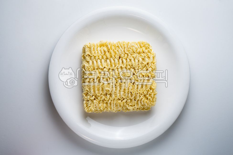 라면사리,튀긴면,탄수화물,분식,음식,요리,면,면요리,라면,간식,식사,한끼,사리,식료품,기름,재료,식재료,음식재료,딱딱한,기름진,밀가루,사리면,유탕면,국수,noodle,food,cook,meal,ramen,flourfood,cuisine,dish,foodingredient,carbohydrate