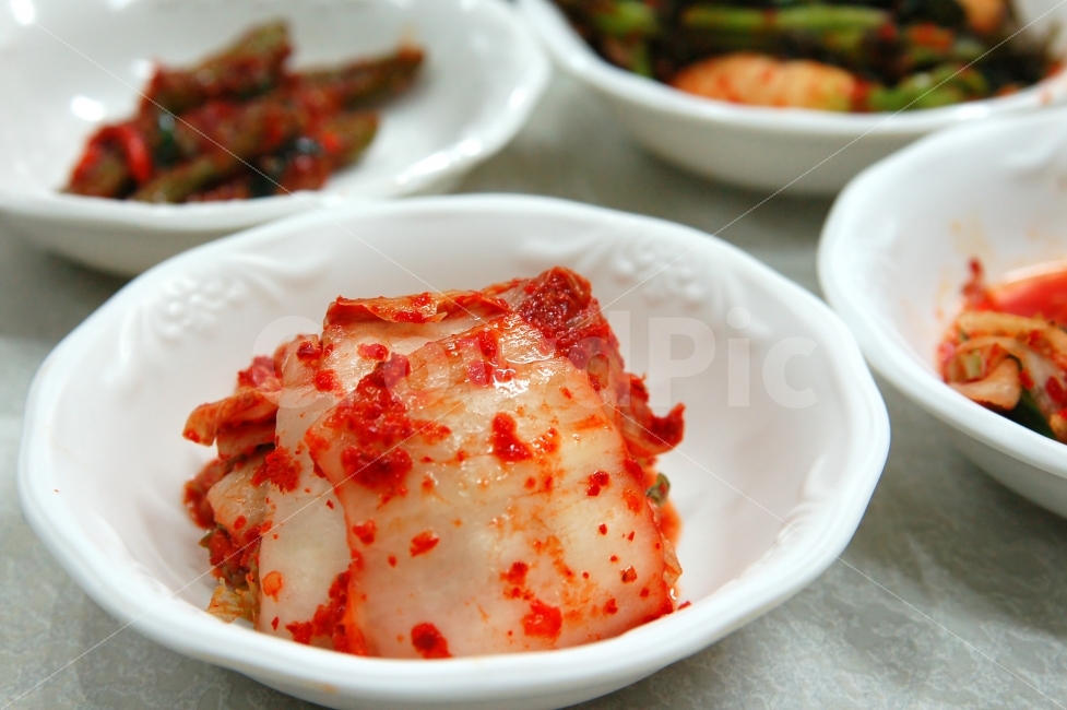김치,배추김치,반찬,채소,한식,한국음식,음식,접시,식탁,식사,음식,식재료,요리,food,cook,meal,dishes,food reserves,채소,야채,vegetables,한식,한국음식,한국요리,korean food,korean dishes,korean meal,korean cook