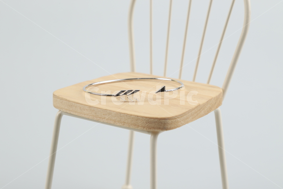 의자,스타일,리빙,팔찌,악세사리,패션스타일,의상,fashion,style,사물,물건,오브젝트,thing,object,matter,연출,컨셉,콘셉,direction,concept