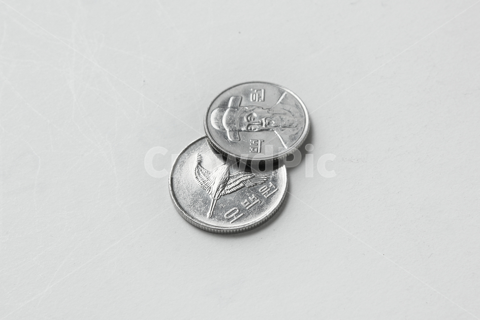 한국,동전,금융,한국동전,돈,money,coin,korea,500원,500,흰배경,금속,실버,은색,koreacoin,metal,banking,cash,won,100,100원,금융,돈,finance,banking,money,연출,컨셉,콘셉,direction,concept