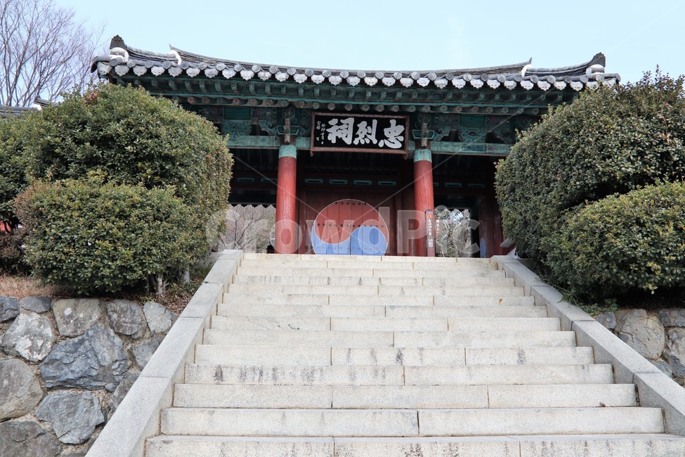 충렬사,충렬사내부,현판,돌계단,태극문양,한국전통,한국문화,korean traditional,korean culture,건축물,건물외관,exterior,building,structure,architecture,construction