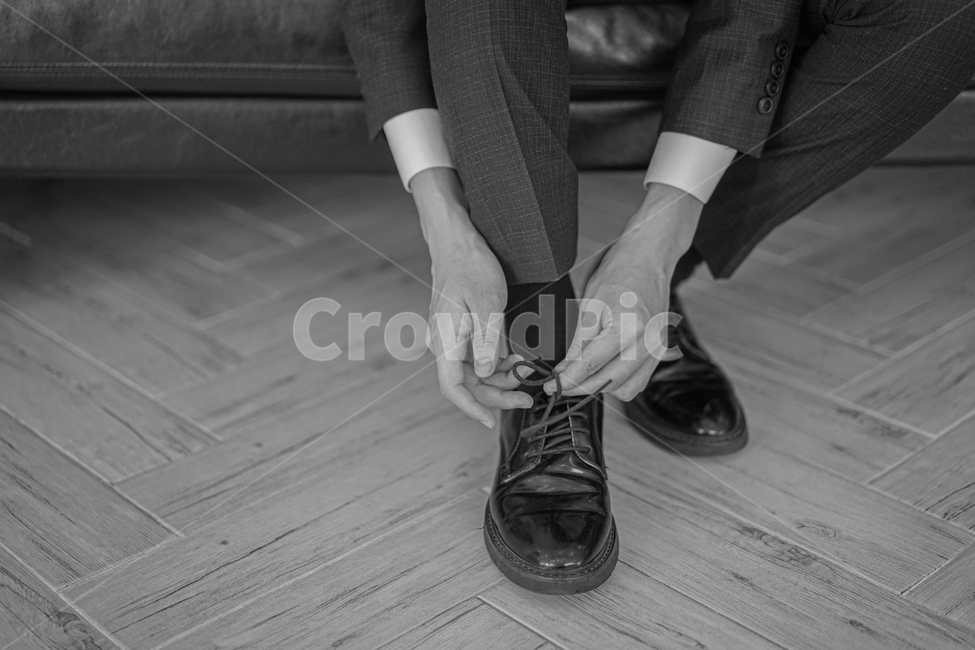 매듭,신발끈,정장구두,남성,남성화,신발,구두,하반신,발,패션,흑백,사람,인물,인간,human,person,남성,남자,man,male,패션스타일,의상,fashion,style