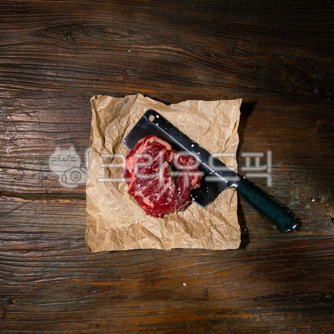 칼,소고기,스테이크,빈티지,소금,천일염,탑뷰,연출컷,생고기,음식,식재료,요리,food,cook,meal,dishes,food reserves