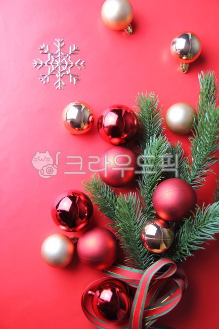 크리스마스,파티,배경,오너먼트,벨벳,화이트,눈꽃모양,리본,장식,장식품,카피공간,오브젝트,연말파티,공,골드,레드,빨강,빨간색,고급스러운,반짝이는,테마배경,accessories,부속품,메리크리스마스,성탄절,merry christmas