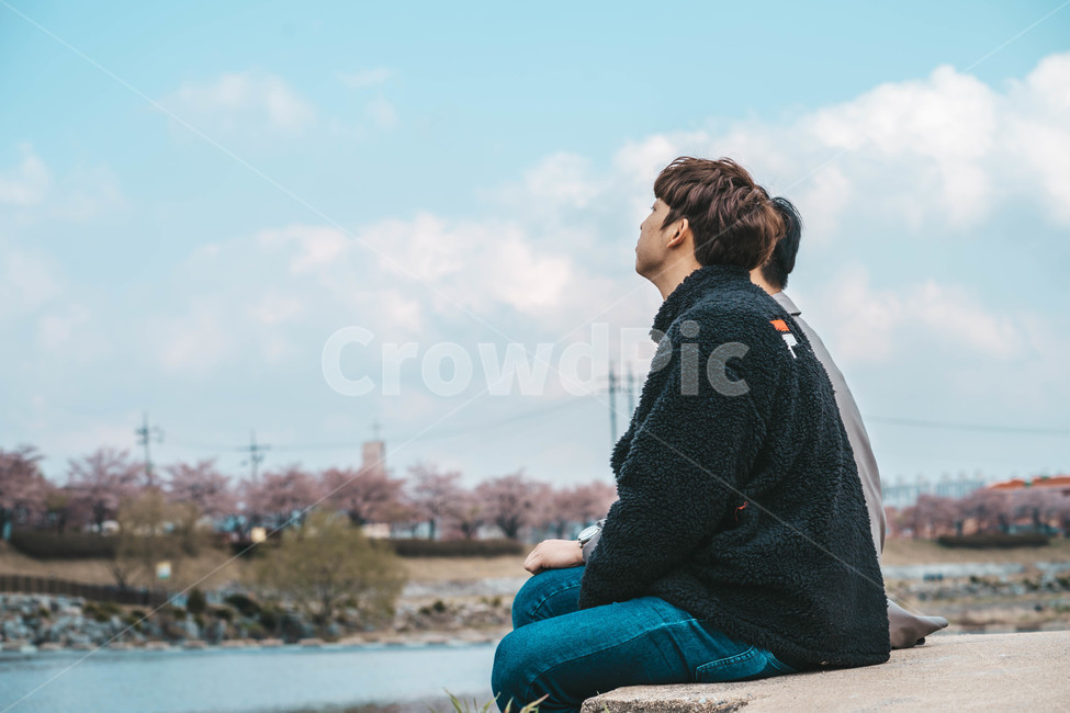 벚꽃,시냇물,강가,연못,하늘,남자,풍경,감성,감성사진,분위기,나무,구름,cloud,sky,사람,인물,인간,human,person,남성,남자,man,male,친구,우정,friendship,companion,감성,sensible,feeling