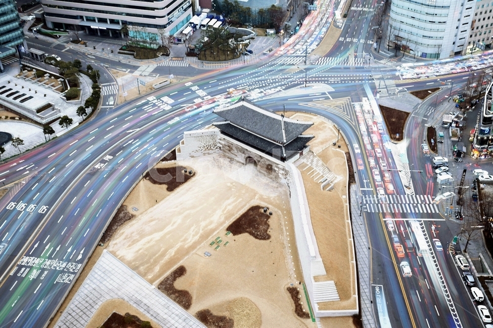 road,도로,intersection,교차로,outdoors,옥외,landscape,경치,남대문,건물,숭례문,조선,대문,서울,seoul,4대문,국보,문화재,목조건물,명소,한국도시풍경,한국도시경관,korea cityscape,한국랜드마크,한국관광지,한국명소,korea landmark,korea tourist attraction