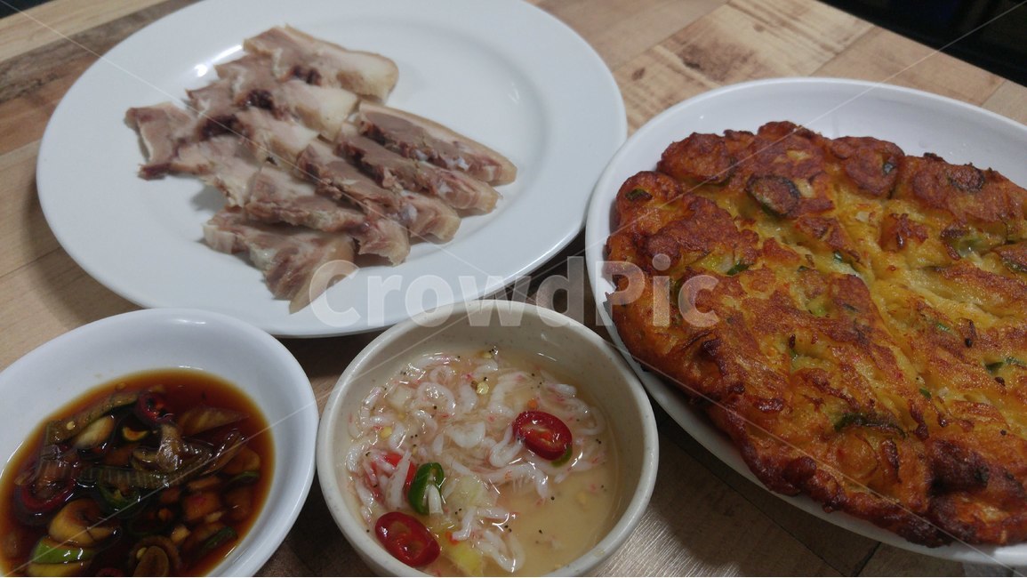 편육,고기,전,녹두전,새우젓,간장,술안주,야식,한국음식,가로,간장소스,새우젓소스,접시,음식,식재료,요리,food,cook,meal,dishes,food reserves