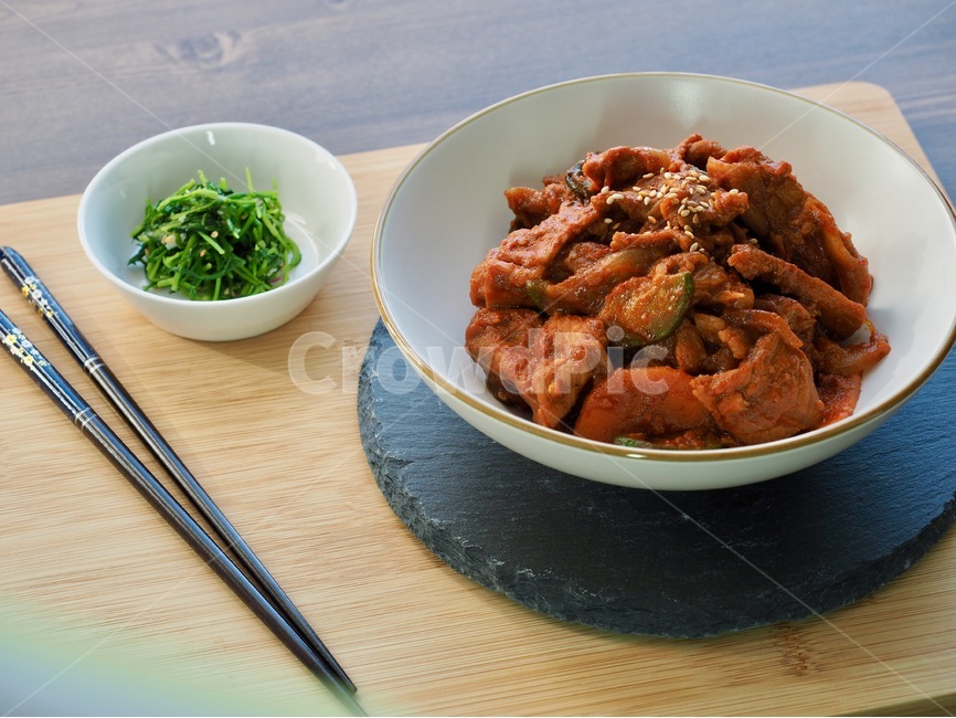 제욱볶음,제육고추장볶음,제육,식품및음료,한국음식,한국문화,동아시아문화,음식과음료산업,건강한식생활,웰빙,문화,산업,아시아,대한민국,접시,스튜디오촬영,손수만든,다이어트,전통,한국,젓가락,돼지고기,돼지고기구이,돼지고기바비큐,채소,음식,볶음,아시아음식,요리,나물,반찬,전통음식,돼지고기고추장볶음,점심식사,매운,매운요리,점심,음식,식재료,요리,food,cook,meal,dishes,food reserves,육류,고기,meat,한식,한국음식,한국요리,korean food,korean dishes,korean meal,korean cook