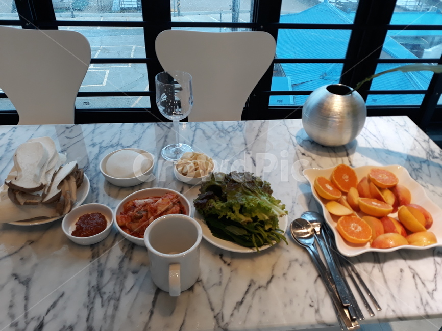 orange,오렌지,펜션,식탁,table,접시,음식,식재료,요리,food,cook,meal,dishes,food reserves