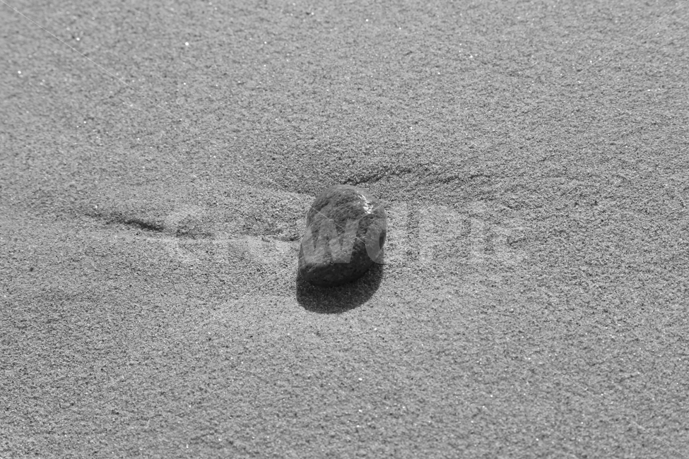 돌,흑백,바닷가,모래,조약돌,여행,해변,바다,beach,sea,감성,sensible,feeling,흑백,모노톤,monochrome,black and white