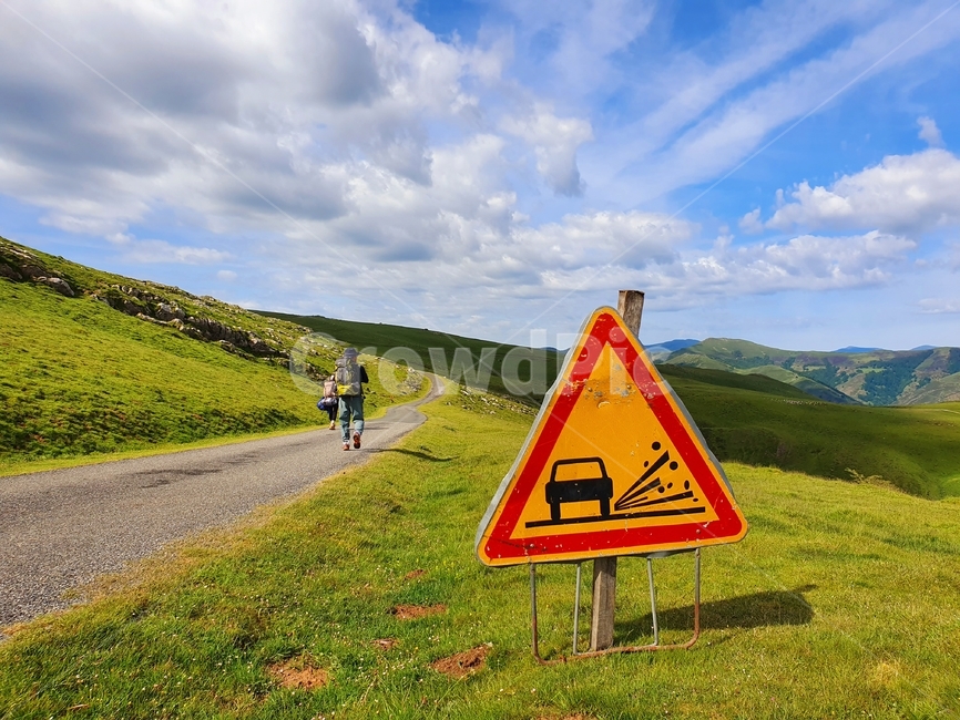 까미노,산티아고,순례자의길,풍경,피레네산맥,표지판,똥조심,camino,santiago,caminodesantiago,pilgrim,landscape,pyrenees,mountainrange,signboard