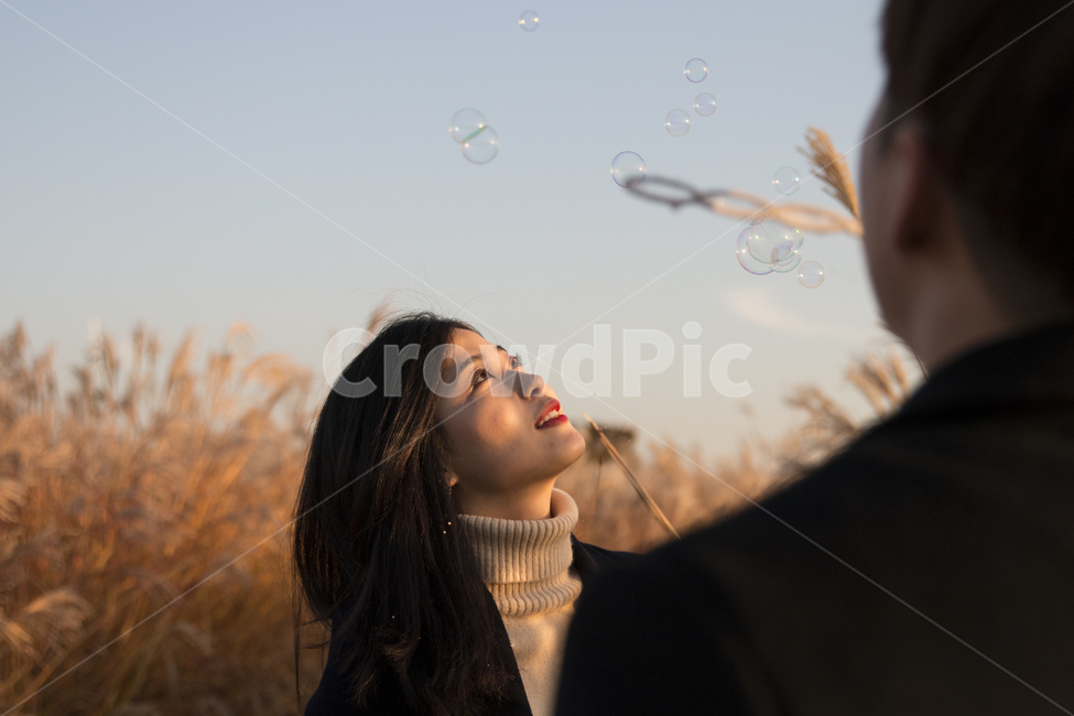 커플,연인,사랑,하늘공원,모델,갈대밭,비누방울,사람,인물,인간,human,person,여성,여자,woman,female,lady