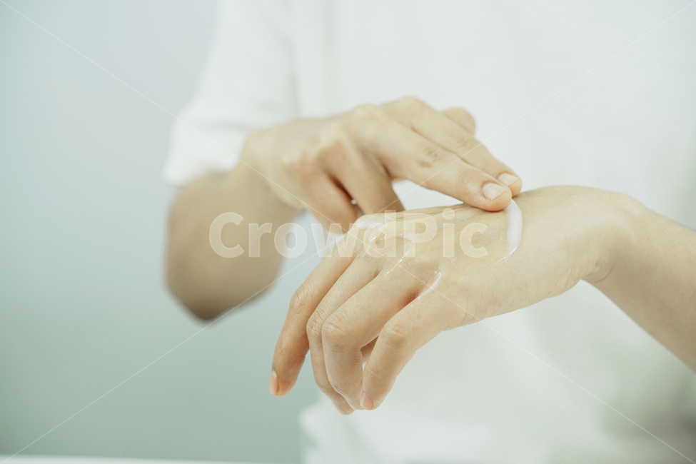 손,신체일부,뷰티,스킨케어,피부관리,화장품,핸드크림,hand,cream,beauty,skincare,cosmetic,남성,사람,인물,인간,human,person,신체일부,몸,body,뷰티,미용,beauty treatment