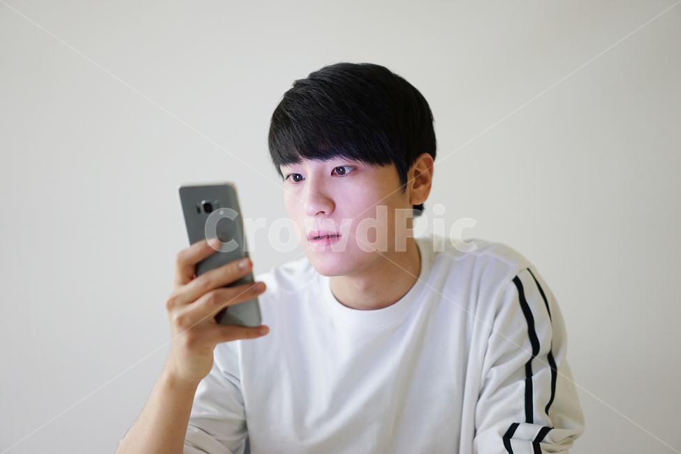 남성,스마트폰,남자,모바일,핸드폰,휴대폰,it,전자제품,전자기기,사람,인물,인간,human,person,남성,남자,man,male,정보통신기술,전자기기,전자제품,it,information,technology,electronic equipment