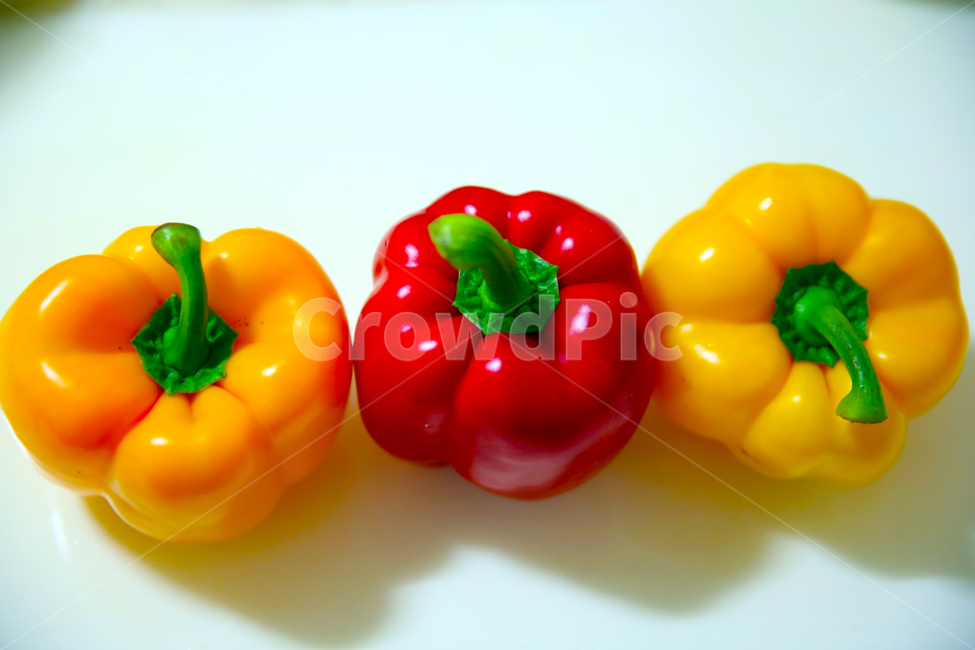 파프리카,채소,농산물,음식,향신료,노란색,빨간색,가지,꼭지,농업,요리,서양채소,신선,재료,음식,식재료,요리,food,cook,meal,dishes,food reserves,채소,야채,vegetables