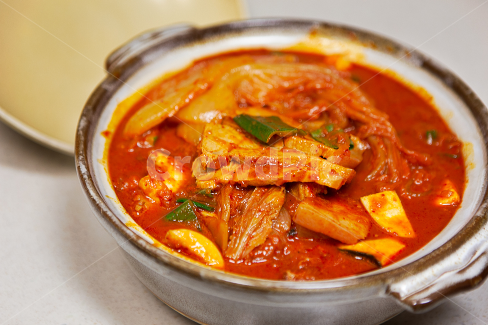 묵은지,김치찜,냄비,오브젝트,식당,식품,식료품,한식,신선한,싱싱한,육류,생고기,고기,야채,채소,반찬,돼지,돼지고기,찜,돼지김치찜,김치,문화,meal,식사,food,음식,dish,요리