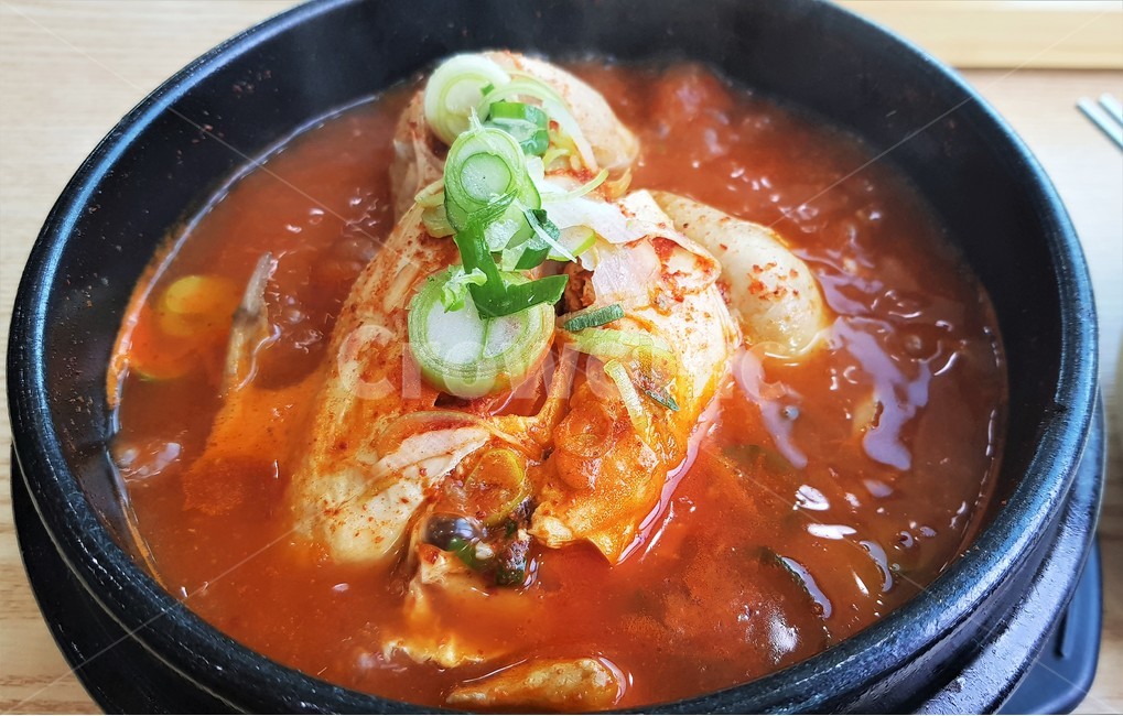 한국음식,한국식,한국,음식,삼계탕,얼큰삼계탕,매운맛,맛있는,먹다,뜨거운,국물,요리,점심,저녁,뚝배기,한식,보양식,korean,koreafood,korea,soup,hot,spicy,delicious,eating,dish,lunch,dinner,chickendish,healthfood,음식,식재료,요리,food,cook,meal,dishes,food reserves,한식,한국음식,한국요리,korean food,korean dishes,korean meal,korean cook