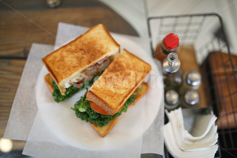 샌드위치,토스트,점심식사,blt,blt샌드위치,샐러드,food,요리,식기,접시,외식,맛집,감성,패스트푸드,sandwich,식품