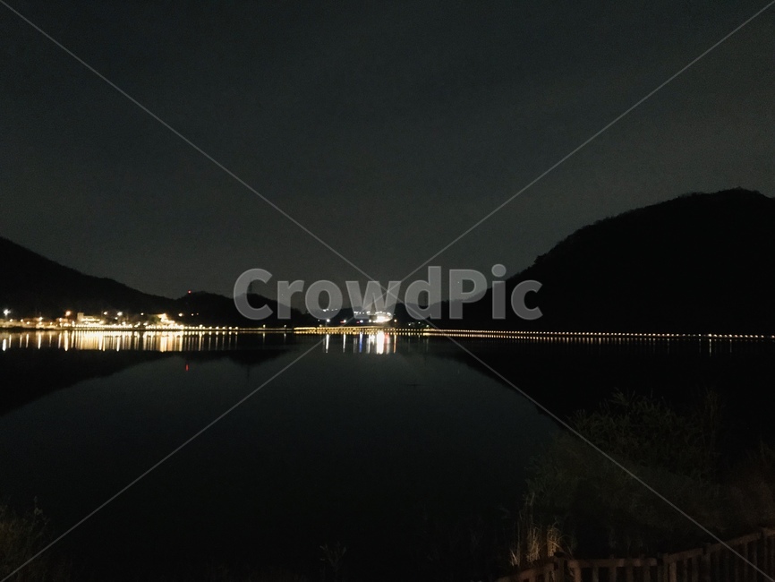 저수지,야경,불빛,밤,어둠,빛,자연,풍경,nature,landscape,야경,밤,nightscape,night,outdoors,옥외,water,물