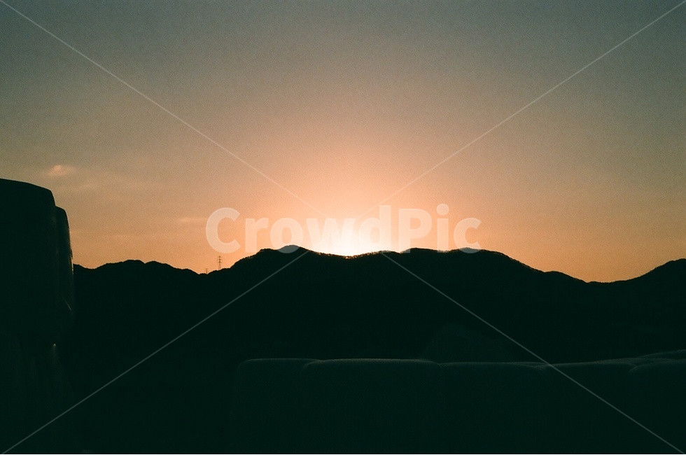 일출,산등성이,산마루,태양,햇빛,감성,자연,풍경,nature,landscape,outdoors,옥외,sunlight,sky,하늘,dawn,새벽,red sky,붉은 하늘,sunset,일몰,dusk,황혼