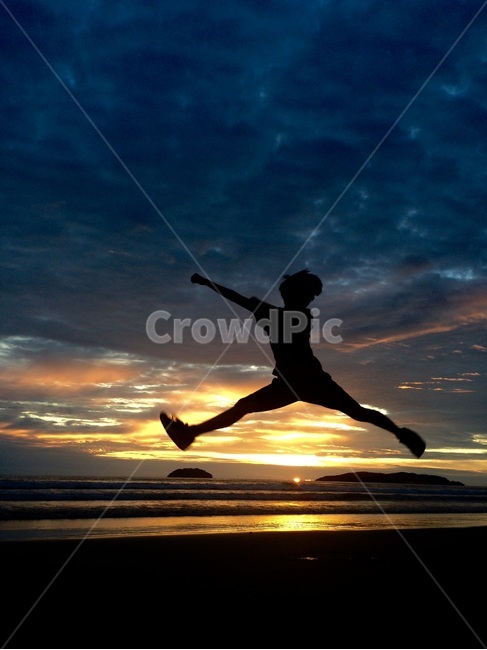 석양,바다,점프,젊음,자유,해변,바다,beach,sea,사람,인물,인간,human,person,감정표현,기분,feeling,emotion,인물실루엣,사람실루엣,character silhouette,human silhouette,여행,휴가,traveling,vacation,trip