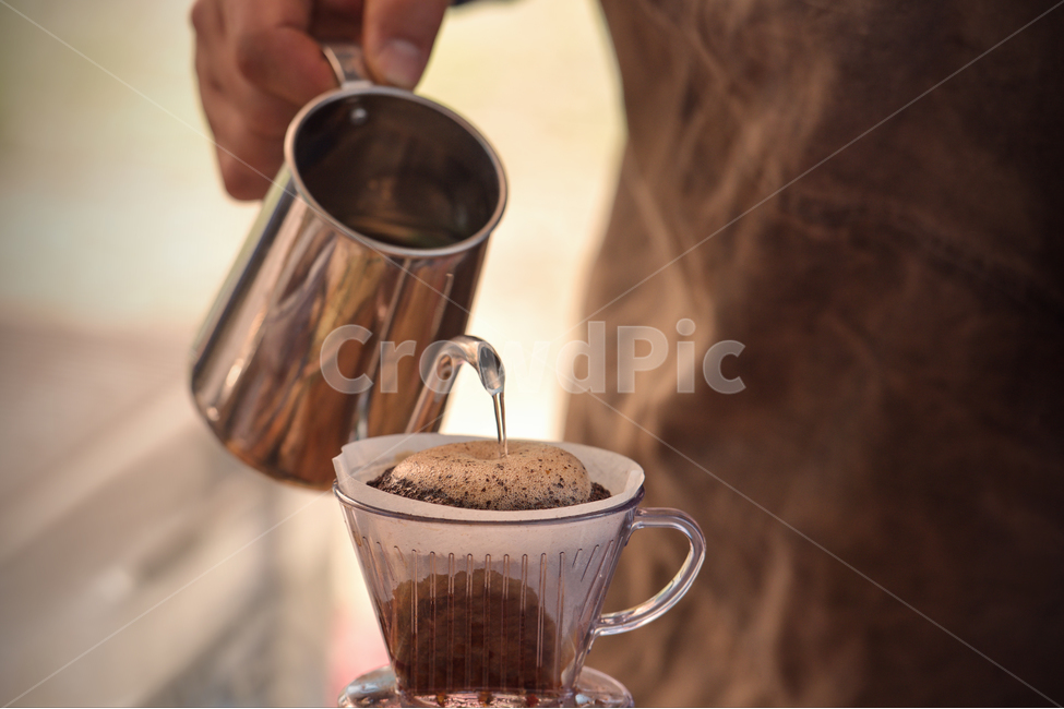 Coffee Shop,specialty store,body part,cafeteria,skilled,life,kettle,coffee beans,hand drip coffee,Barista,bubble,beverage,drip,lecture,man,class,Coffee scent,hand,hand drip,black coffee,extraction,brown,water,food,filter,cafe,dessert,drip coffee,person,co