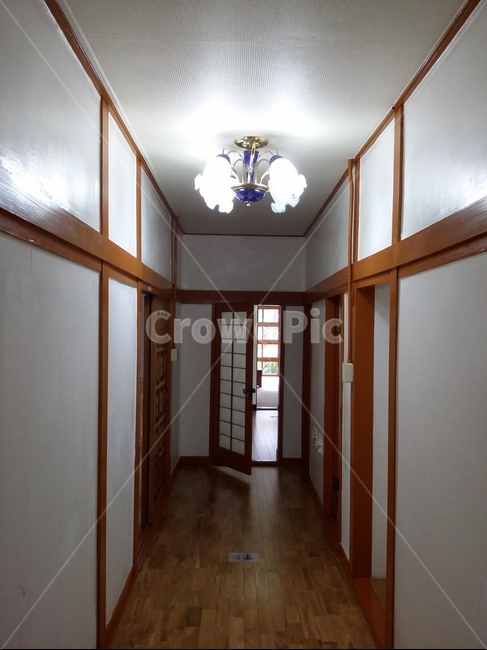 집,집구조,집내부,복도,바닥,전등,wood,floor
