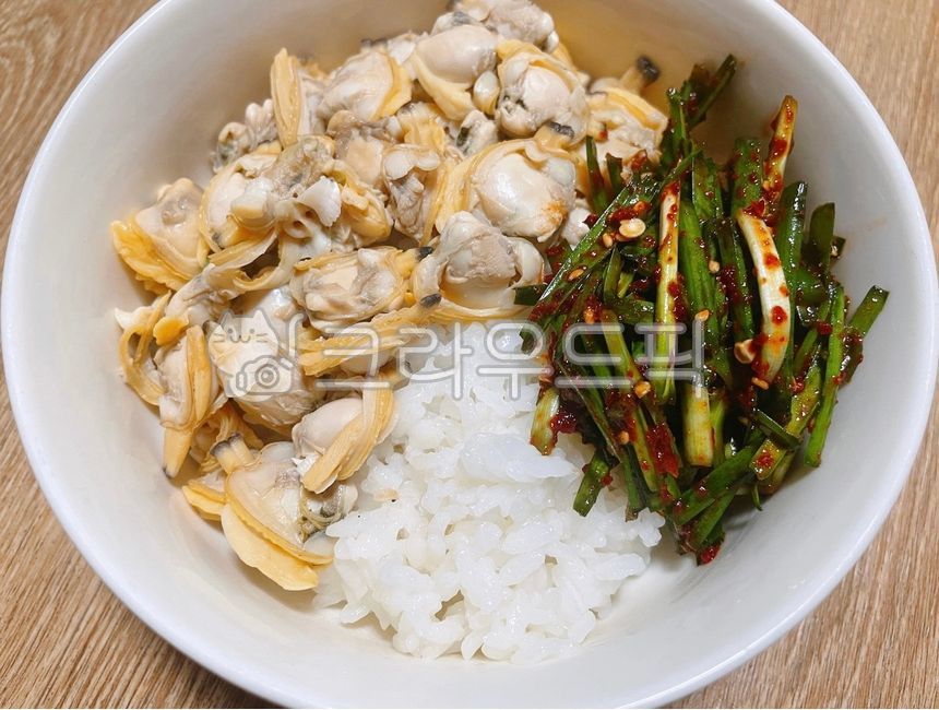바지락비빔밥,조개비빔밥,비빔밥,비빔,바지락,조개,쌀밥,쌀,밥,부추,간장양념,부추무침,깐바지락,깐조개,양념장,양념,간장양념장,해물,해산물,음식,요리,식사,식재료,food,dish,cook,meal,seafood,rice