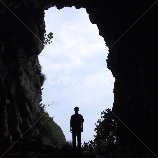 제주도,동굴,역광,그림자,자연,절리,구도,cave,nature,인간,human,해안선,바다,sea,shoreline,ocean,person,실루엣,그림자,silhouette,shadow,인물실루엣,사람실루엣,character silhouette,human silhouette,사람,water,물,outdoors,옥외,대양