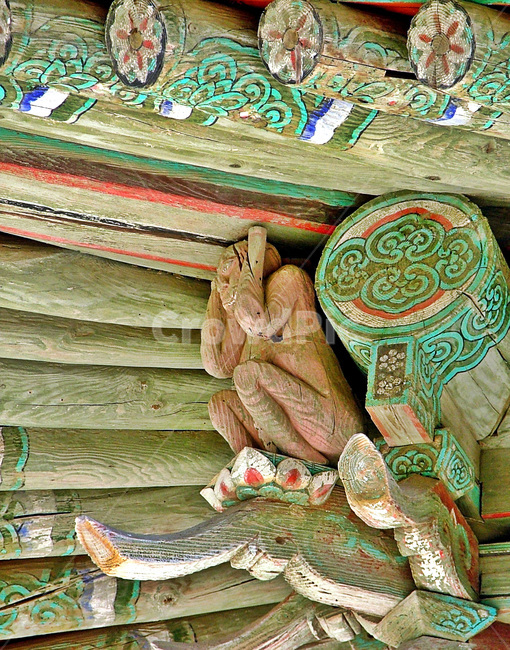 전등사,나부상,여인,조각상,대웅보전,전설,처마,벌,한국전통,한국문화,korean traditional,korean culture,건축물,건물외관,exterior,building,structure,architecture,construction