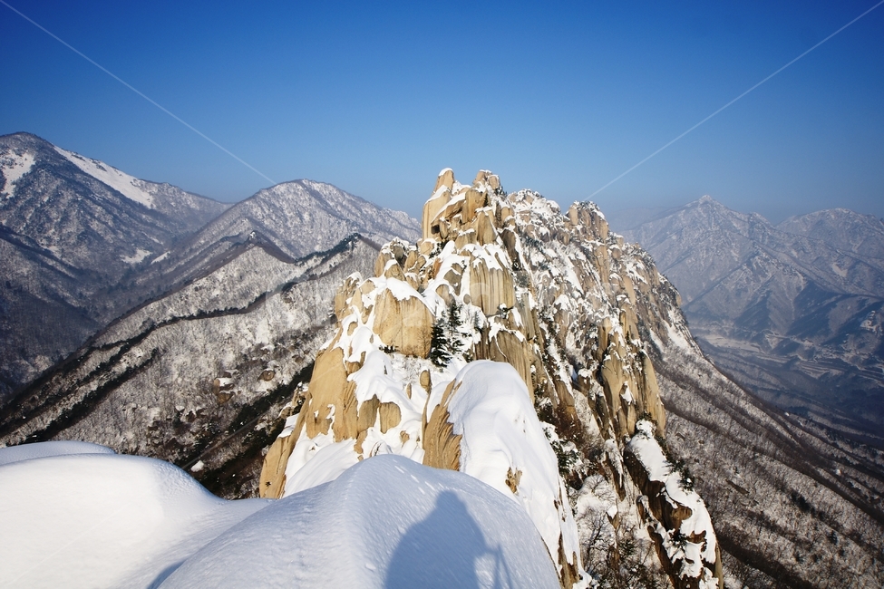 울산바위,설경,풍경,설악산,속초,겨울,계절,winter,season,자연,풍경,nature,landscape,outdoors,옥외,mountain,산,mountain range,산맥,adventure,모험,leisure activities,레저 활동