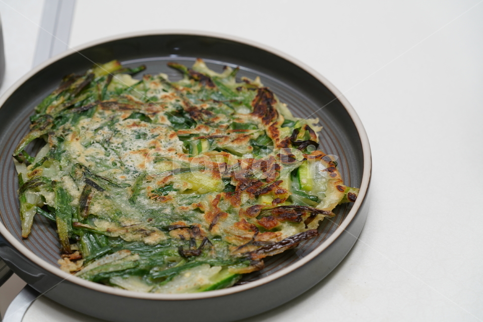 전,한식,부추전,접시,안주,먹거리,음식,간식,부침개,dish,food,음식,식재료,요리,food,cook,meal,dishes,food reserves,한식,한국음식,한국요리,korean food,korean dishes,korean meal,korean cook