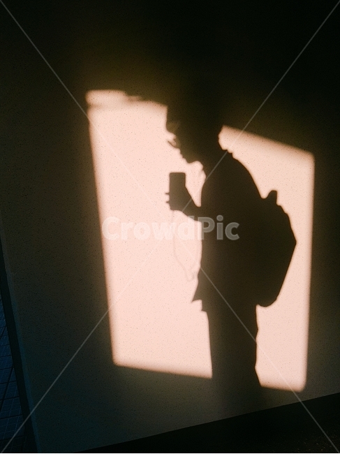 소년,그림자,음악,노을,복도,인물실루엣,사람실루엣,character silhouette,human silhouette