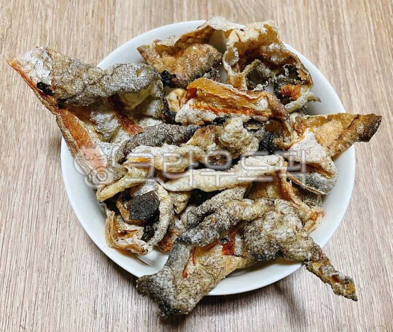 Fried pollack skin,dry snacks,Fried Pollack Skin,fried food,snack,food,pollack shell,Fried pollack shell,Dried pollack shell,relief,Pollock shell relief,fried chicken,Dried pollack shell relief