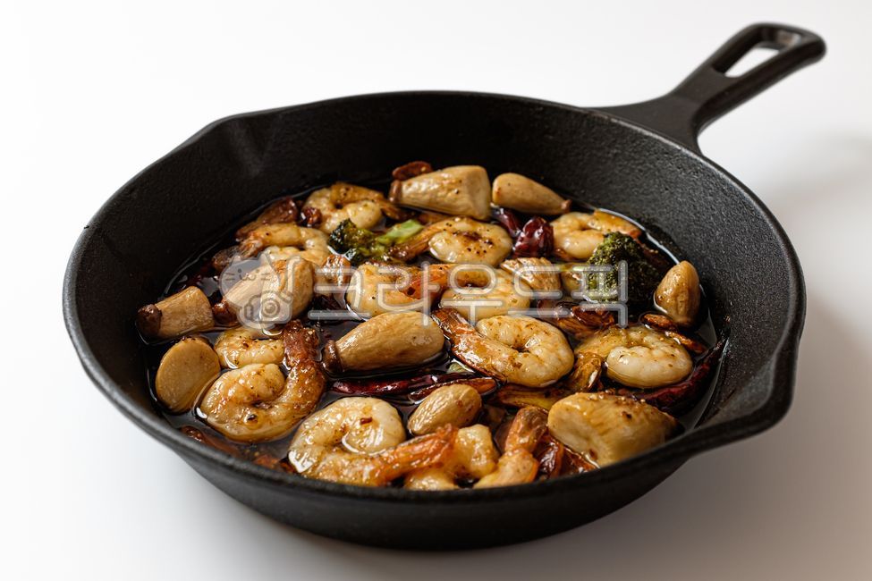 감바스알아히오,감바스,올리브오일,마늘,새우,페페론치노,올리브유,해산물,스페인음식,스페인문화,음식,식사,식품,식료품,재료,식재료,음식재료,클로즈업,담백한,고소한