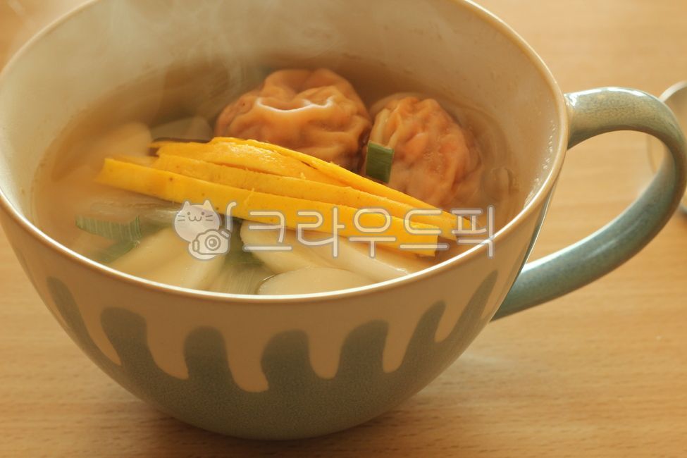 떡국,음식,김치만두,떡만둣국,김,steam,bowl,볼,계란,달걀,soupbowl,수프그릇,meal,식사