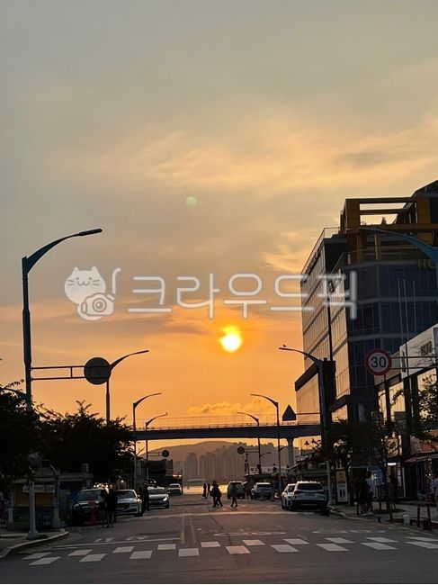 sky,sunset,road name,cityscape,sun