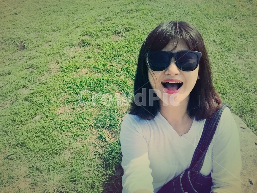 풀밭,인물,화창한날씨,웃음,grass,smile,긍정적,잔디,사람,인물,인간,human,person,얼굴표정,facial expression,face,여성,여자,woman,female,lady,감정표현,기분,feeling,emotion