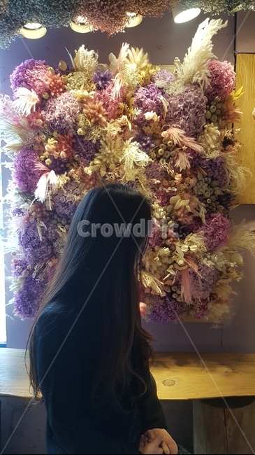 여자,옆모습,카페,꽃,플라워카페,긴머리,단정한,차분한,뒷모습,dryflower