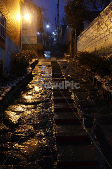 골목길,비오는골목길,노란불빛골목,비오는날,가로등,야경,밤,풍경,nightscape,night,landscape,골목길,alley,비,비오는날,rain,rainy,town,도시,urban,어반,building,건물,city,시티,metropolis,중심지