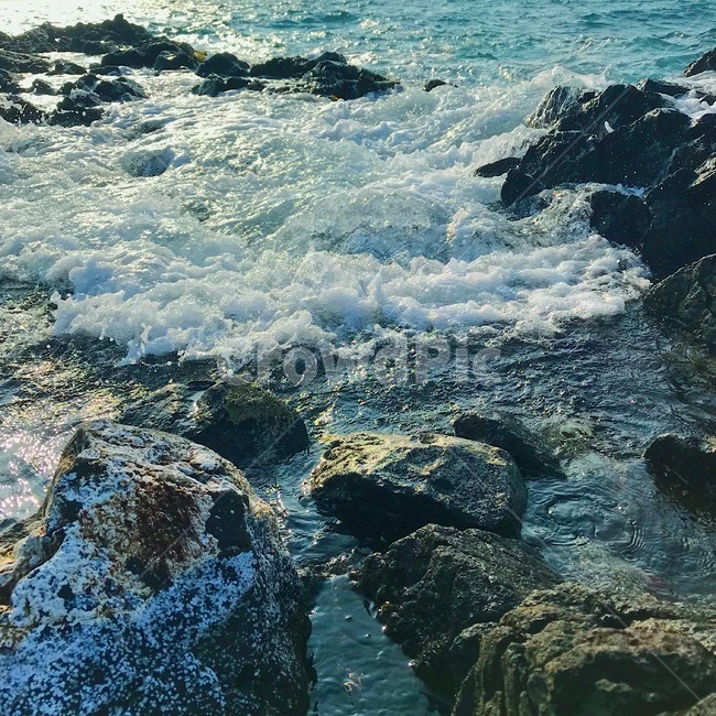 돌,바위,파도,바다,푸른색,흰색,빛,감성,자연,풍경,nature,landscape,outdoors,옥외,water,물,ocean,대양,sea,promontory,곶