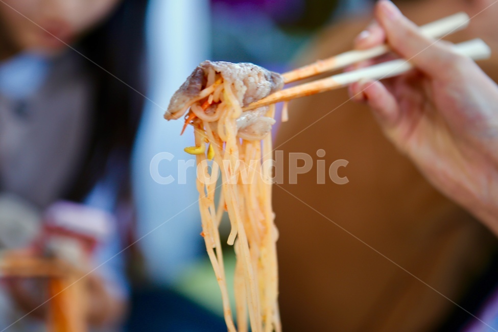 음식,쫄면,매움음식,차돌박이,맛,사람,인물,인간,human,person,신체일부,몸,body,음식,식재료,요리,food,cook,meal,dishes,food reserves,면류,면요리,noodles
