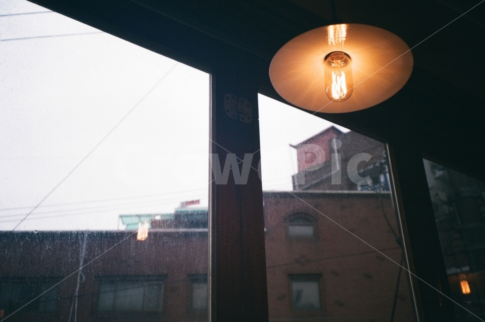 조명,전구,백열전구,창문,창틀,흐린날,인테리어,실내디자인,interiordesign,filmphotography,감성,감성,sensible,feeling,인테리어,실내디자인,interior design