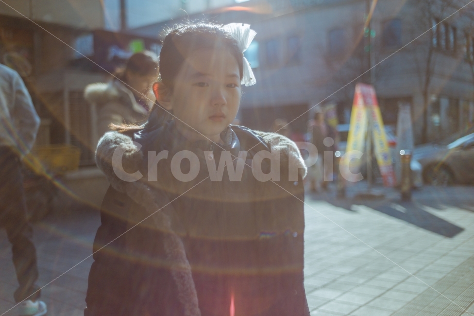 슬픔,속상함,서러움,눈물,감정,역광,플레어,겨울,거리,sad,emotion,tear,flare,backlight,street,겨울,계절,winter,season,사람,인물,인간,human,person,얼굴표정,facial expression,face,어린이,어린아이,child,children,kid,감정표현,기분,feeling,emotion